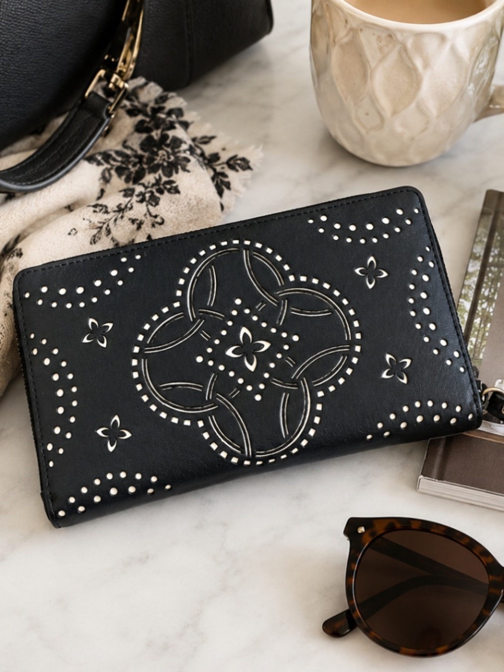 Vera Bradley Black & White Floral Cutout Zip Around Wallet Like New